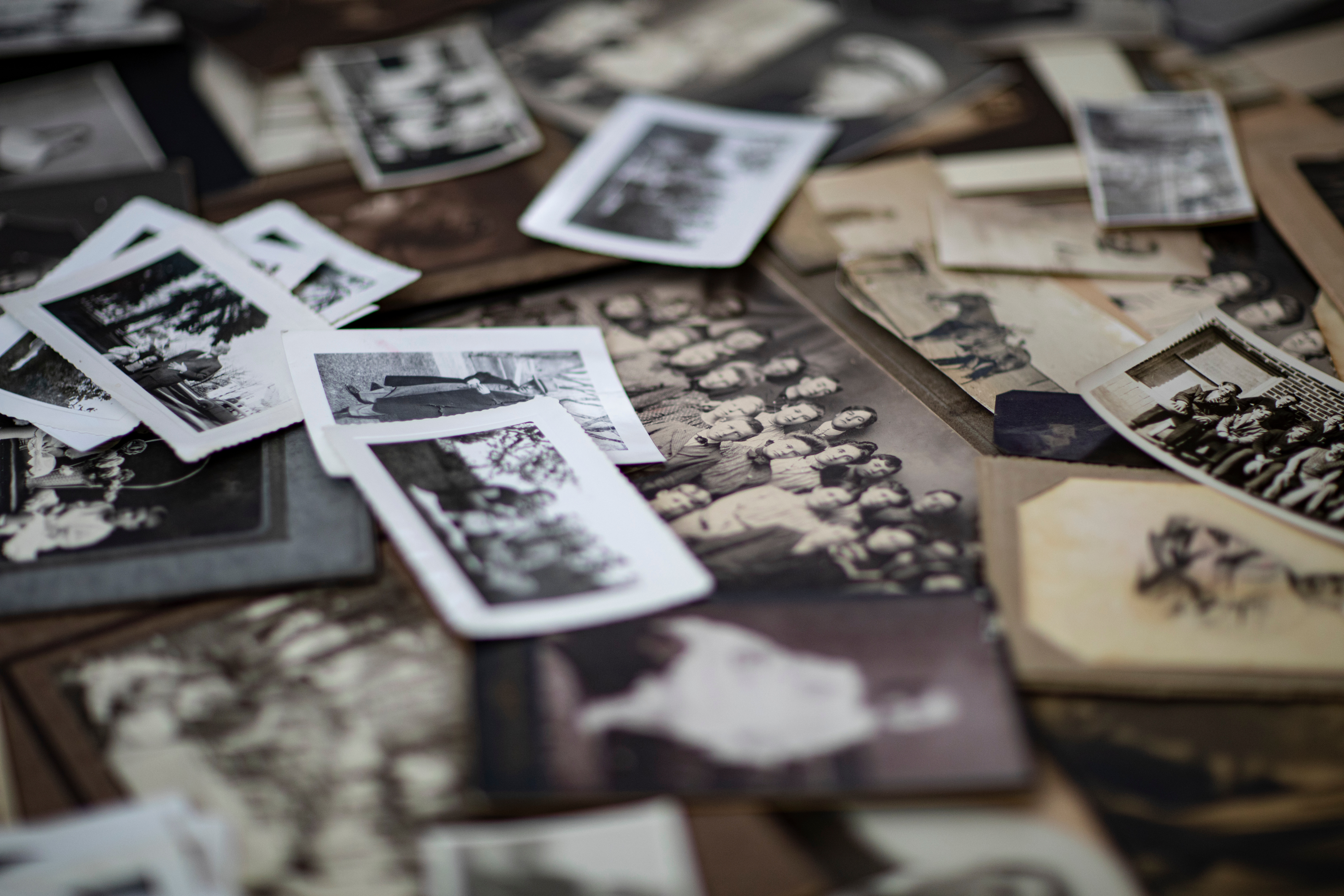 Pile de vieilles photographies sur une table.
